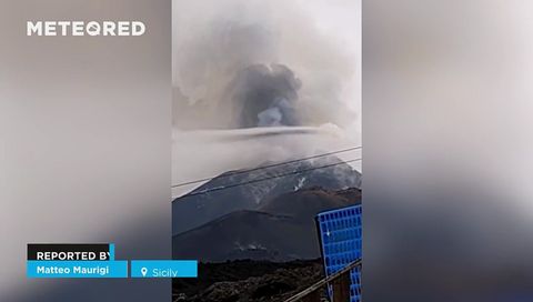 ¡Impresionantes ondas de choque en el volcán Etna, Italia! El fenómeno se produjo en el cráter sureste, que presenta una alta actividad en las últimas semanas