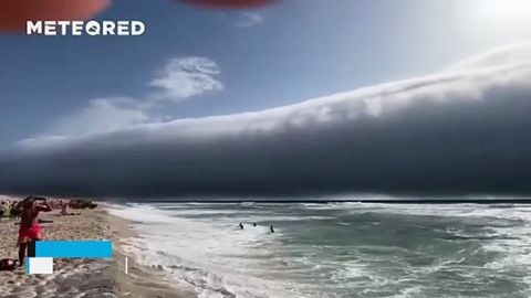 ¡Una gran nube rodillo engulle las playas de Povoa Do Varzim, Portugal! Esta impresionante formación nubosa sorprendió a los bañistas