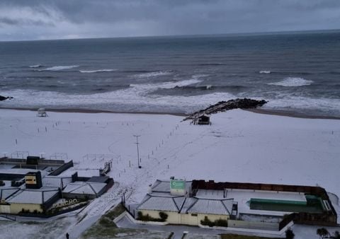 ¡Una sorprendente nevada cubre de blanco la playa de Miramar, Argentina! El episodio de bajas temperaturas está dejando imágenes muy llamativas en la zona