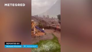 ¡Una gran tormenta provoca una gran inundación súbita en Mühlendorf, Austria! El pueblo quedó sepultado por el agua, lodo y escombros