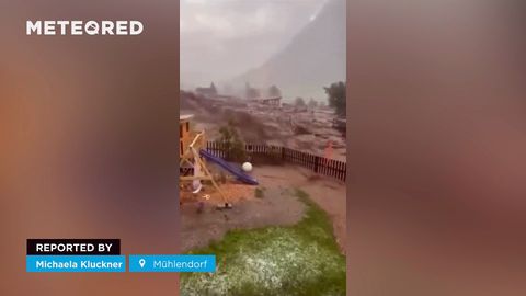 ¡Una gran tormenta provoca una gran inundación súbita en Mühlendorf, Austria! El pueblo quedó sepultado por el agua, lodo y escombros