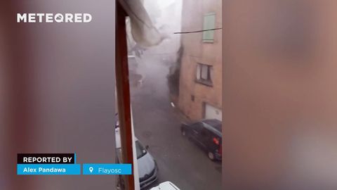¡Un reventón húmedo provoca vientos extremos en Flayosc, Francia! Las tormentas dejado ráfagas de más de 100 km/h, causando importantes daños materiales