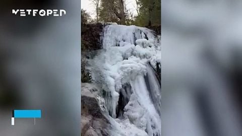 A cascata Regimiento, em San Martín de los Andes, na Argentina, congelou! A vaga de frio polar que afeta o país deixou esta imagem espetacular