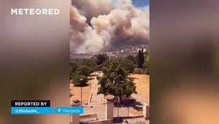 ¡Un gran incendio forestal en Marsella, Francia! El fuego avanza hacia los suburbios y genera gran preocupación entre la población