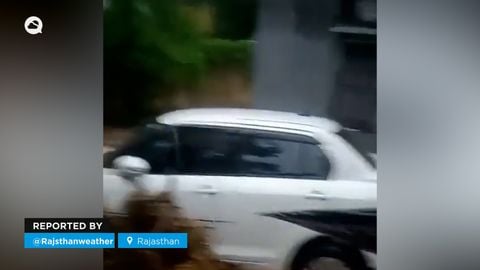 ¡Lluvias torrenciales provocan inundaciones repentinas en Rajasthan, India! Una gran corriente de agua llegó de forma repentina, causando importantes daños materiales