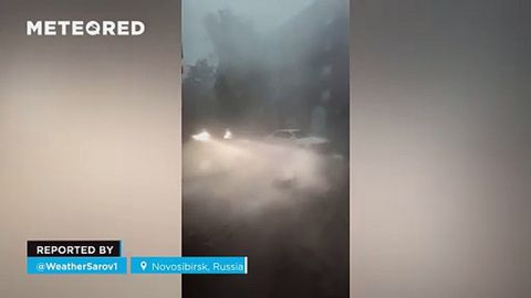 ¡Un reventón húmedo azota Novosibirirsk, Rusia! Los vientos superaron los 100 km/h y provocaron grandes daños materiales