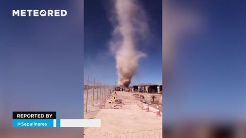 ¡Un gigantesco diablo de polvo se forma en el interior de Atacama, Chile! Las grandes dimensiones del fenómeno sorprendieron a los habitantes de la zona