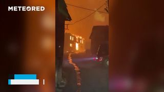 ¡Un gran incendio forestal calcina varias aldeas en Geyve, Turquía! Los fuertes vientos han propagado rápidamente el fuego