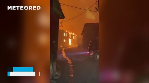 ¡Un gran incendio forestal calcina varias aldeas en Geyve, Turquía! Los fuertes vientos han propagado rápidamente el fuego