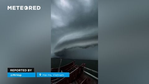 ¡Una nube de estantería fue vista en Hai Ha, Vietnam! Los lugareños quedaron sorprendidos por este impresionante fenómeno