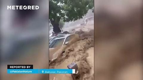 Una inundación súbita deja más de 10 fallecidos en Babusar, Pakistan. Una gran ola de agua, lodo y rocas se llevó por delante autobuses y viviendas