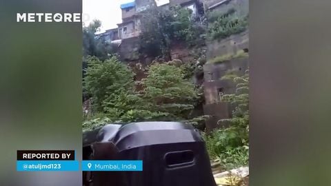 ¡Varios edificios caen al vacío tras un deslizamiento de tierra en Mumbai, India! Milagrosamente, nadie resultó herido