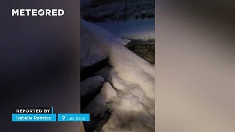 ¡Montañas de granizo cubren las calles de Les Bois (Jura), Suiza! Se acumularon varios centímetros tras una fuerte tormenta