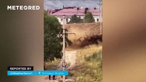 Una gran avalancha de agua, lodo y rocas causa estragos en Tyrnyauz, Rusia. El fenómeno llegó de forma repentina, sorprendiendo a los vecinos