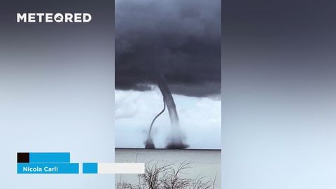 Dos trombas marinas se formaron en el Delta del Po, Italia. La inusual formación sorprendió a los habitantes de la zona
