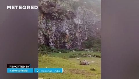 Uma colina desaba em Hazaribag, Índia! A encosta cedeu após fortes chuvas, causando pânico entre os moradores