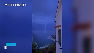 ¡Una manga marina se descuelga en plena tormenta nocturna en la isla de Elba, Italia! El fenómeno dejó estampas impresionantes.