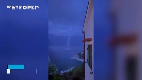 ¡Una manga marina se descuelga en plena tormenta nocturna en la isla de Elba, Italia! El fenómeno dejó estampas impresionantes.