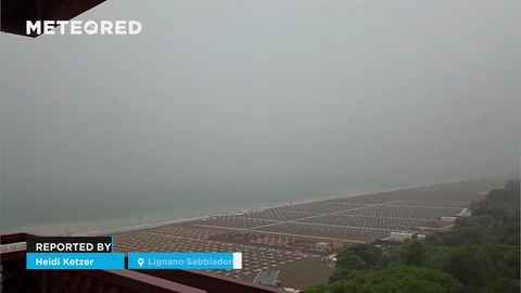 ¡Un rayo cae en una sombrilla en la playa de Lignano Sabbiadoro, Italia! Afortunadamente, el lugar se encontraba vacío por las fuertes lluvias