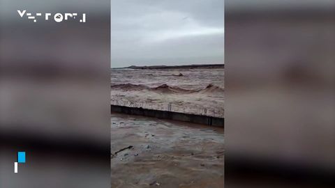 ¡Una gran inundación súbita arrasa el valle de Tin Zawatin, Argelia! El agua se llevó todo a su paso, incluyendo a varias personas