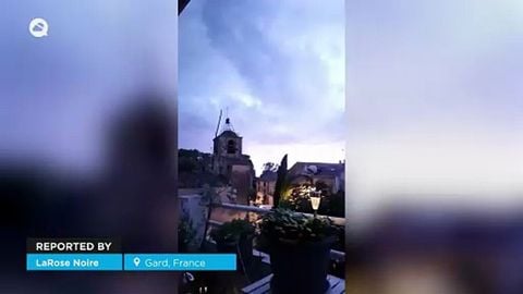 ¡Una gran tormenta eléctrica provoca grandes daños en Gard, Francia! Se registraron ráfagas de viento de más de 130 km/h