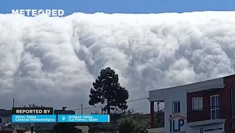 Una gran cascada de nubes se desploma por el valle de Aridane (La Palma), España. El espectacular fenómeno fue grabado al oeste de la isla