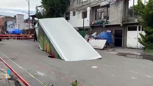 Un socavón engulle un camión en Itzapalapa, México