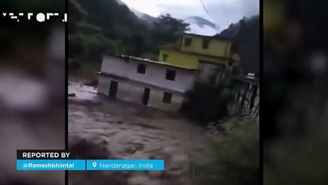 Una avalancha de agua, lodo y rocas sepulta parte de Nandanagar, India
