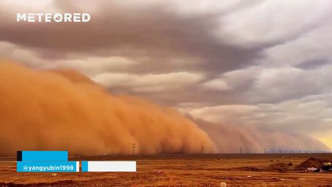 Een enorme zandstorm trekt over Gansu, China