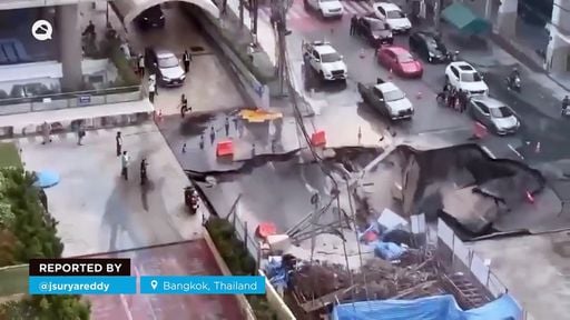 Un gigantesco socavón engulle varios coches frente al hospital Bajira de Bangkok, #Tailandia. La profundidad podría alcanzar los 50 metros