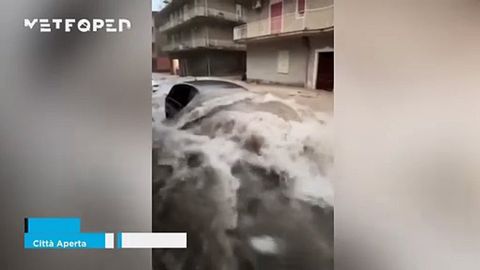 Las lluvias torrenciales provocan graves inundaciones en #Favara (Sicilia), Italia. Los bomberos realizan cientos de rescates de personas atrapadas