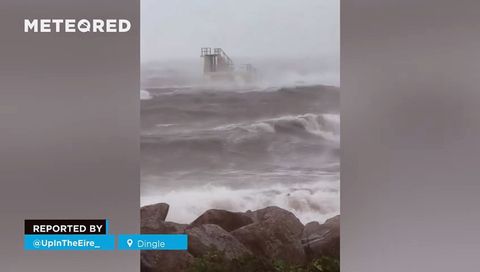 A enorme tempestade Amy está causando estragos na Irlanda, com ventos com força de furacão e ondas gigantes