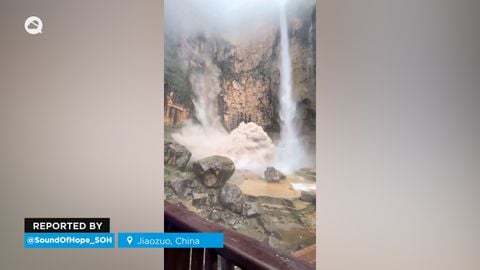 Masivo desprendimiento de rocas en el paraje de Yuntaishan en Jiaozuo, China. Cientos de turistas tuvieron que huir rápidamente del lugar