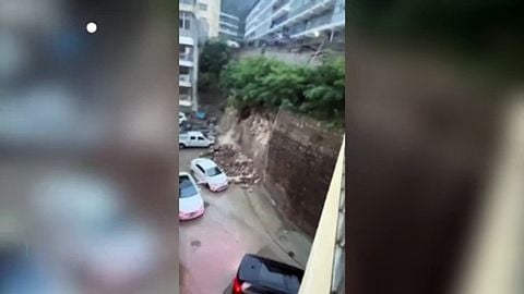 Ein Erdrutsch verschüttet mehrere Autos im chinesischen Shaanxi