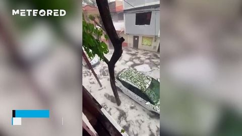 Una gran granizada cubre de blanco las calles en Tarija, Bolivia