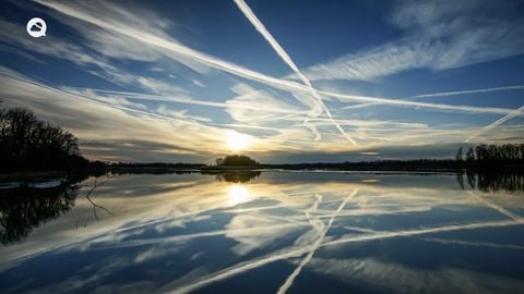 ¿Por qué a veces hay estelas de aviones que se cruzan en el cielo?