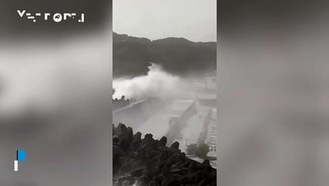 Enormes olas azotan la costa de Taipei, Taiwan