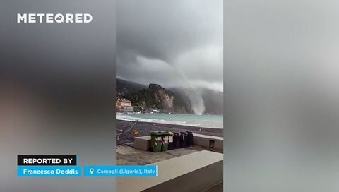 Una manga marina toca tierra Camogli (Liguria), Italia