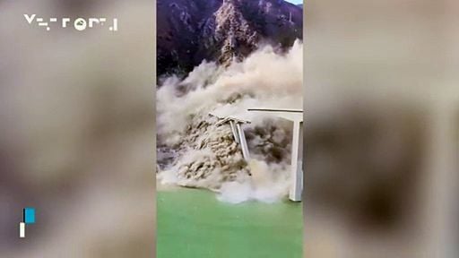 El puente Hongqi en Shuangjiangkou (China) colapsa repentinamente