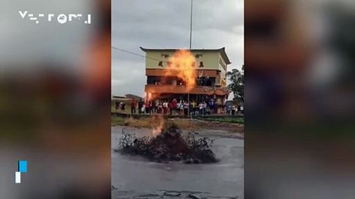 Un volcán de lodo entra en erupción en el condado Pingtung, en Taiwán