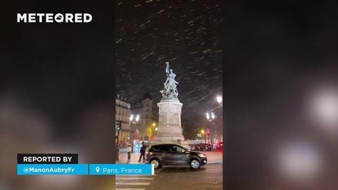 A neve cobre as ruas de Paris, França