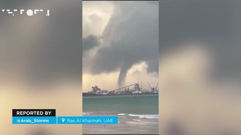Uma onda de trombas de água e tornados está a atingir os Emirados Árabes Unidos. As fortes tempestades causaram o caos