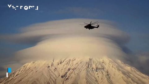 Una gran nube lenticular cubre uno de los volcanes de Kamchatka, Rusia