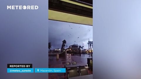 Varias mangas marinas tocan tierra en Mazarrón (Región de Murcia), España