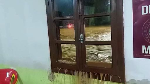 Nach heftigen Regenfällen in Treze Tílias, Brasilien, verwandelten sich Straßen in Flüsse