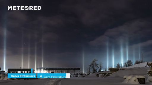 Splendidi pilastri luminosi a San Pietroburgo, Russia