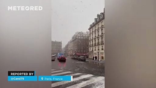 La neve ricopre le strade del centro di Parigi, in Francia. L'arrivo dell'aria artica ha causato nevicate di notevole intensità