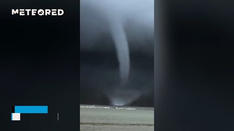 Uma grande tromba de água forma-se perto de Sigatoka, no Monte Fuji