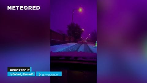 Los cielos de Birmingham (UK) se vuelven de color rosa en plena nevada