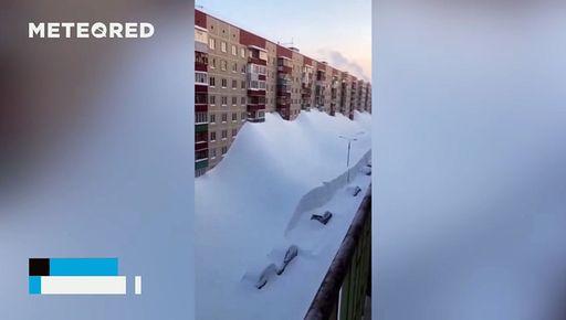 Una violenta tempesta di neve ricopre le strade e gli edifici della Kamchatka, in Russia